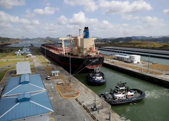 La Autoridad del Canal de Panamá (ACP), independiente del Gobierno panameño, ya había adelantado el pasado domingo a Marco Rubio que trabajarían con la Marina estadounidense para "optimizar la prioridad en el tránsito de sus buques" a través de la vía interoceánica.