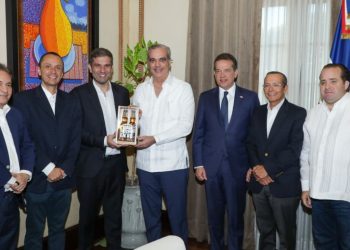 El presidente Luis Abinader recibió la visita de ejecutivos de Anheuser-Busch InBev, empresa productora de la cerveza Corona.