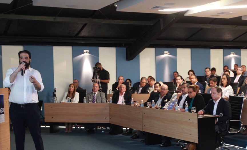 Juan B. Vicini presentó las bondades del proyecto a empresarios de Santiago, a quienes invitó a participar./elDinero