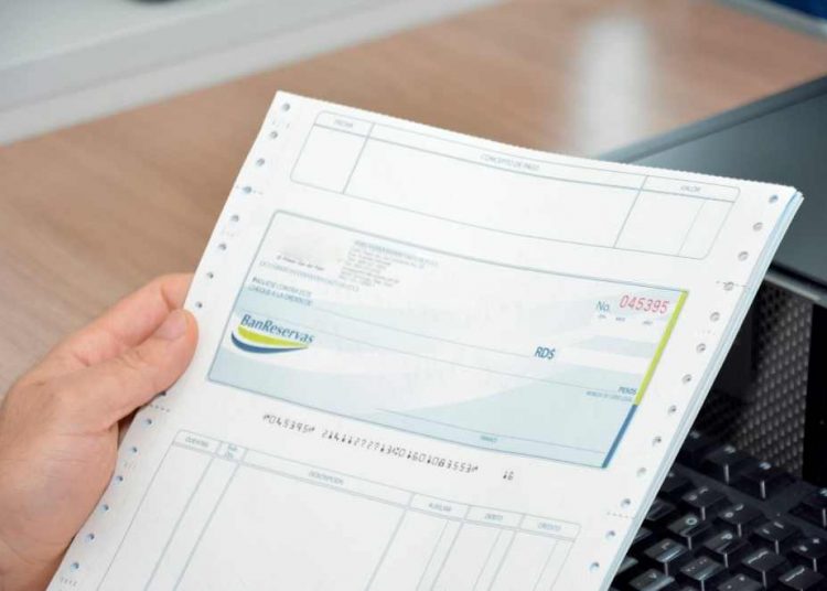 Los cheques, a pesar de la tecnología, siguen como uno de los medios de pagos que más se usan. | Lésther Álvarez