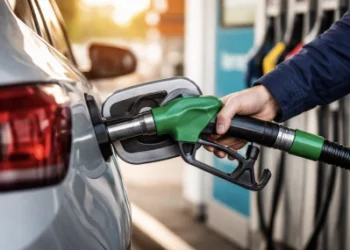 Conductores hacen filas en estaciones de servicio tras el anuncio del fuerte incremento en los precios de los combustibles en Chile.