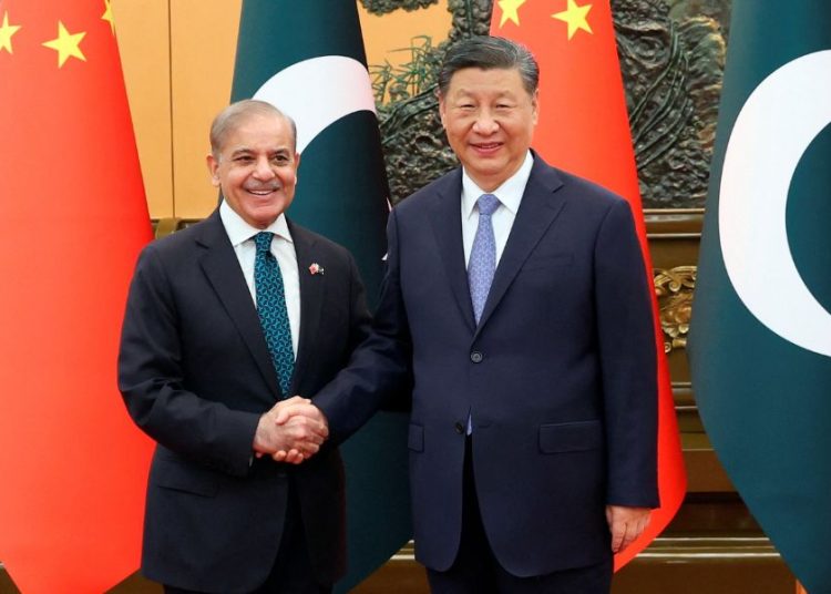 Ishaq Dar, ministro de Exteriores de Pakistán, y Wang Yi, su homólogo chino, durante la reunión en Pekín.