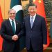 Ishaq Dar, ministro de Exteriores de Pakistán, y Wang Yi, su homólogo chino, durante la reunión en Pekín.