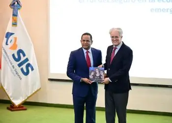 El expositor Tomás Soley Pérez destacó el papel fundamental del seguro como una herramienta clave para el desarrollo económico sostenible y la protección frente a riesgos emergentes.