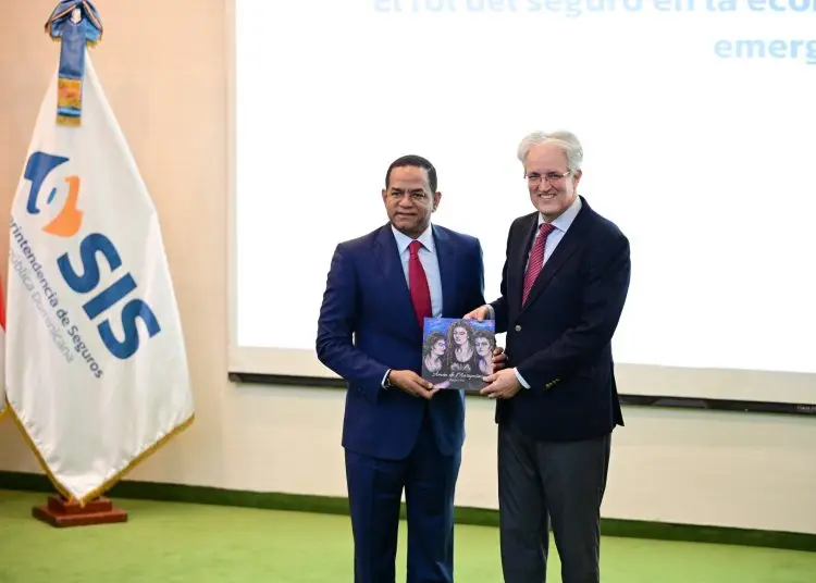 El expositor Tomás Soley Pérez destacó el papel fundamental del seguro como una herramienta clave para el desarrollo económico sostenible y la protección frente a riesgos emergentes.