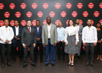 Ejecutivos de Claro y funcionarios del Ayuntamiento de Los Alcarrizos.