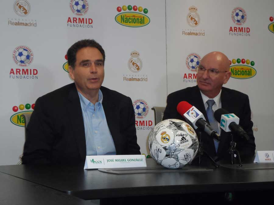 José Miguel González Cuadra y Carmelo zubiaur Sanz, durante la firma del acuerdo para el fomento de la práctica de fútbol.