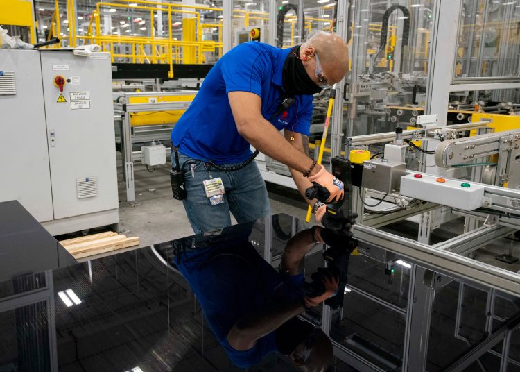 La producción de bienes de equipo empresariales cayó un 0.2%, mientras que la producción en bienes de equipo de defensa y espaciales, el 0.5%. - Fuente externa.