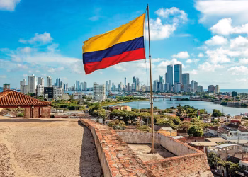 El Gobierno incrementó el impuesto de renta para las "personas jurídicas del sector financiero", que hoy tiene "una sobretasa del 5%" y que busca aumentar al 15%.