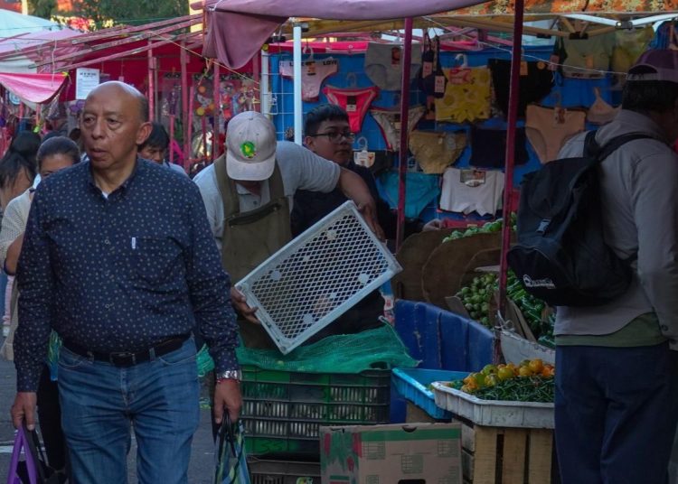 Según el Inegi estimó que en 2024 la economía informal participó con 25.4% del PIB del país, frente a 74.6% del sector formal. 