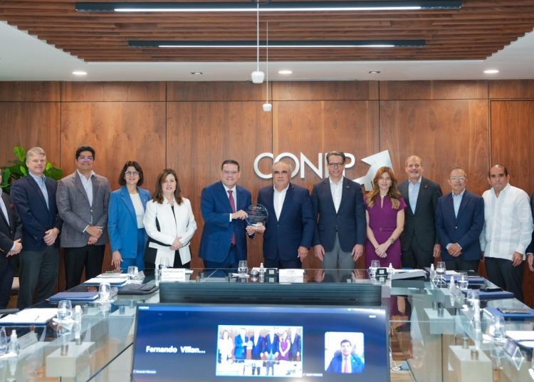 El acto fue encabezado por el presidente del Conep, Celso Juan Marranzini, quien ponderó la modernización institucional alcanzada bajo el liderazgo de Sanz Lovatón.