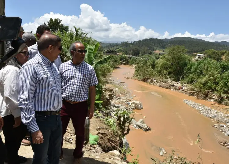 Acude en auxilio de productores afectados.