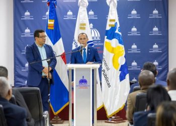 Carlos Pimentel durante la jornada de capacitación de la Contraloría, resaltando la importancia de formalizar contratos y garantizar transparencia en la gestión pública.
