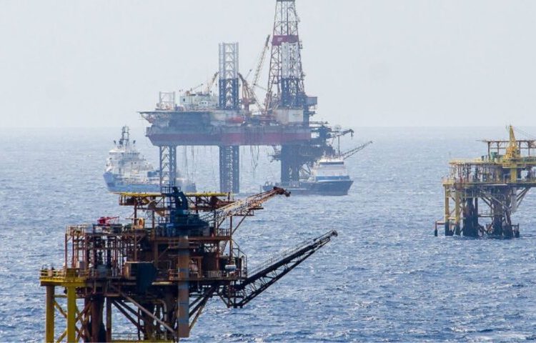 El alza del petróleo por las tensiones en el estrecho de Ormuz podría generar más de US$43,000 millones en ingresos adicionales para la región.