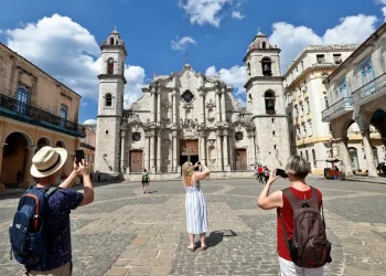 Los viajes a la isla de la comunidad cubana en el exterior también se redujeron sensiblemente, con una caída del 22.6%, según la ONEI.