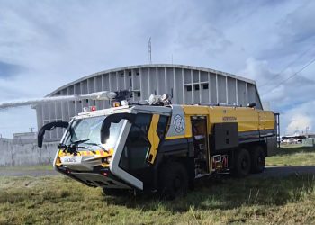 Los vehículos Sides Sentinel 6x6 son unidades especializadas con tracción integral en sus seis ruedas (6WD o 6×6), diseñadas para la lucha contra incendios en aeronaves.- Fuente externa.