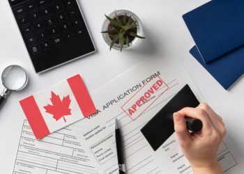 El uso de trabajadores temporales extranjeros es generalizado en la economía canadiense, pues las empresas que alegan que no pueden encontrar personas en el país obtienen del Gobierno permisos para traer personal del exterior.