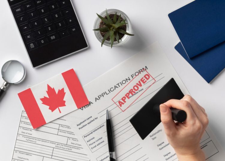 El uso de trabajadores temporales extranjeros es generalizado en la economía canadiense, pues las empresas que alegan que no pueden encontrar personas en el país obtienen del Gobierno permisos para traer personal del exterior.