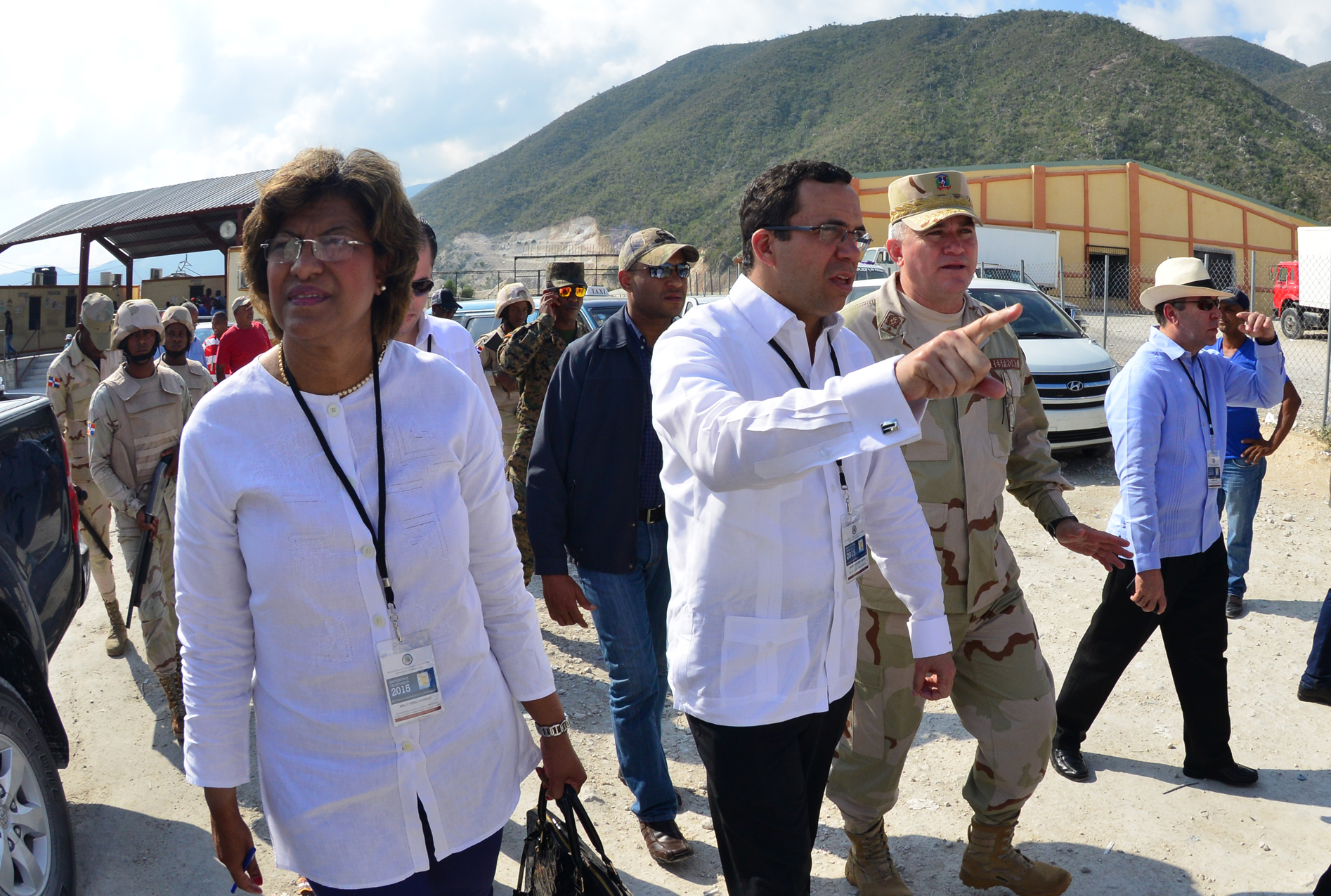 El ministro de Relaciones Exteriores, Andrés Navarrol, durante el recorrido por la frontera.