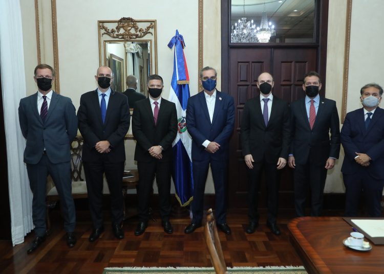 Carlos Eduardo Lisboa, Luciano Carrillo, Michel Doukeris,  Luis Abinader, Fernando Tennenbaum, Víctor Bisonó y José Angel Pérez