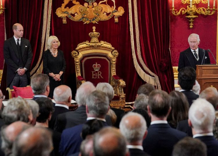 Carlos III en el palacio de St. James. | Reuters.