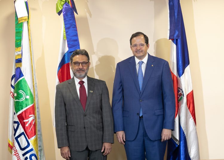 Carlos José Yunén, presidente de Conadis y Steven Puig, presidente del Banco BHD. Fuente externa.