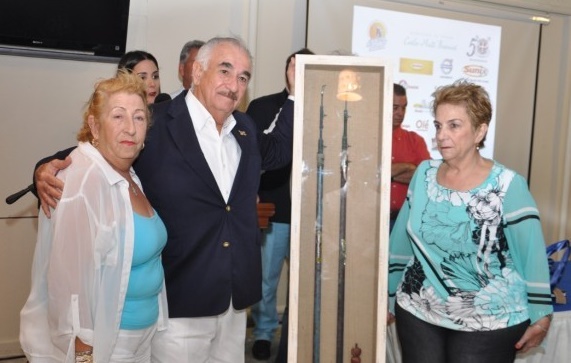 Carlos Martí Besonas durante la entrega de un regalo de parte de sus hermanas María Teresa y Dora/elDinero