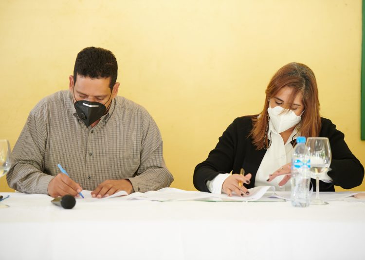 Carlos Pimentel e Irlonca Tavárez durante la firma del acuerdo.