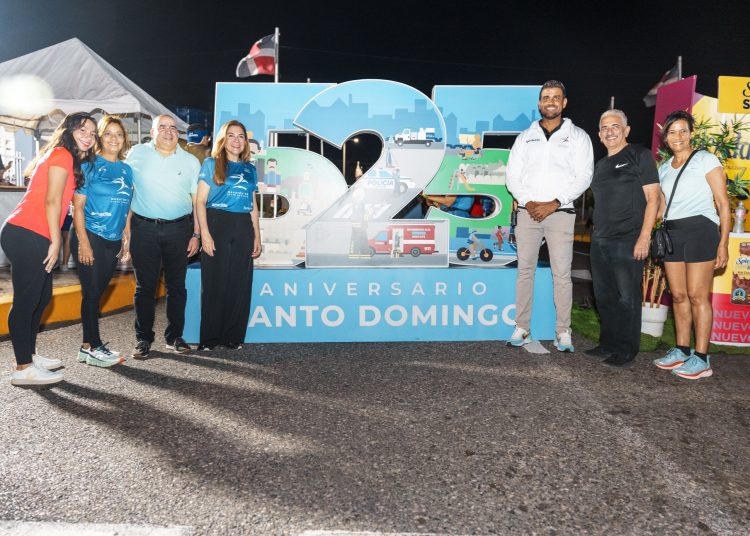 Carolina Mejia y Modesto Reyes junto a miembros de la Alcaldia. | Fuente externa.
