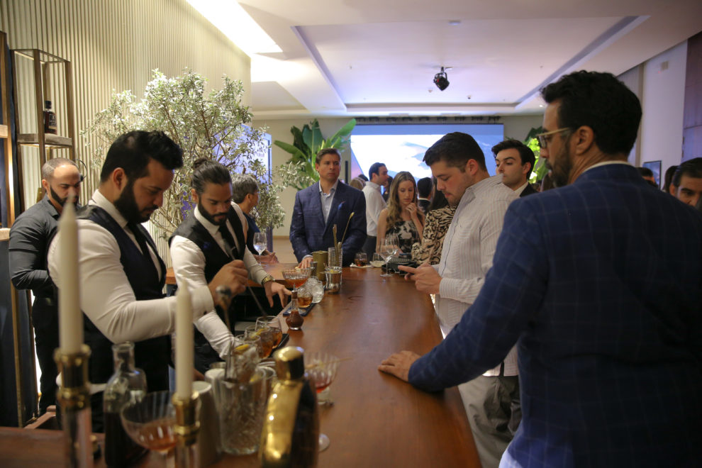 casa brugal una noche llena de tragos y buena gastronomiìa durante la presentacioìn de brugal leyenda y encuentro con el chef masimo