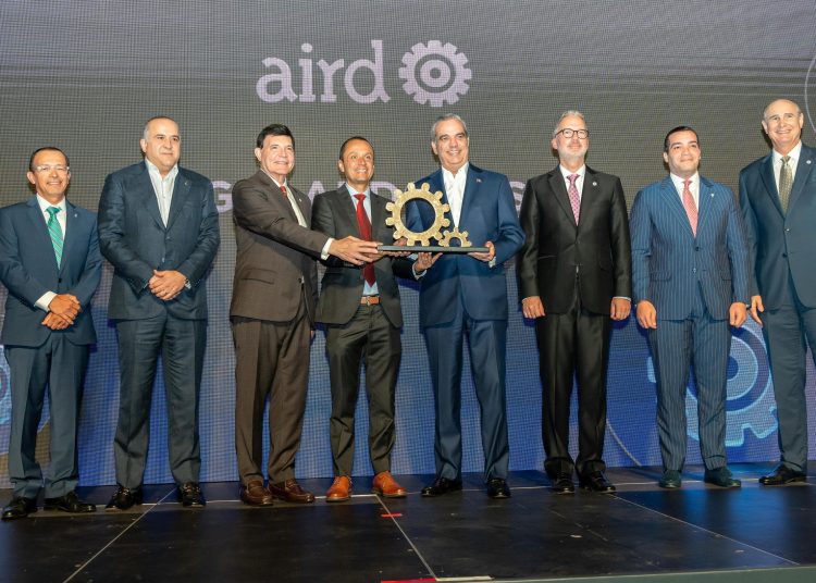 El evento, que contó con la presencia del presidente Luis Abinader, destacó el reconocimiento a quienes han impulsado el desarrollo industrial dominicano.