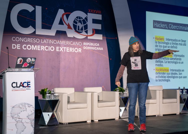 José (Chema) Alonso, Chief Digital Officer de la empresa española Telefónica, ofrece una exposición durante la trigésima edición del Clace.