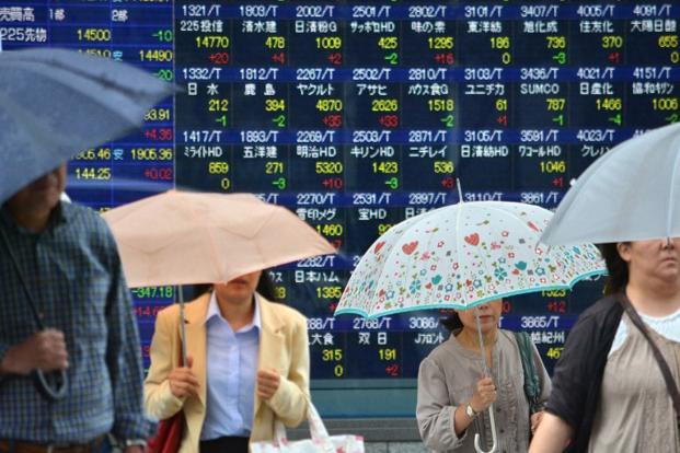 Tokio cayó en picado y el índice Nikkei 225 se derrumbó un 3.96 %, tras dejarse el lunes un 4,61 %, con lo que cerró en su nivel más bajo en casi seis meses.