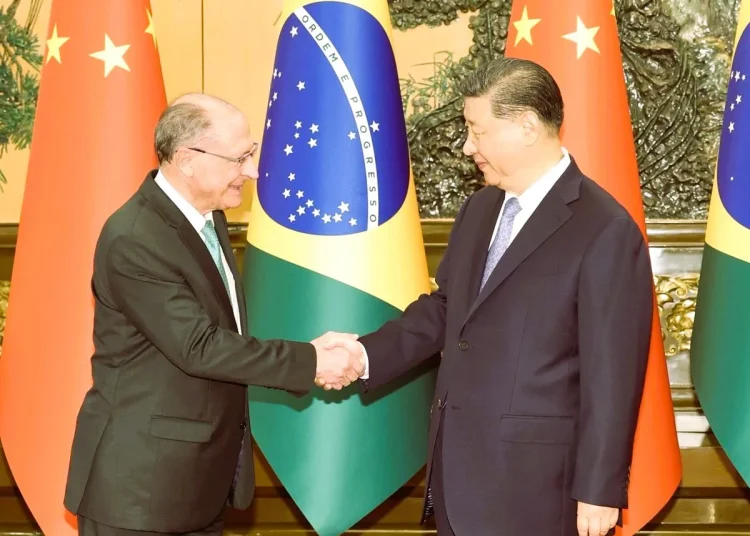 Alckmin informó a Xi sobre la VII Sesión Plenaria de la Comisión de Alto Nivel de Concertación Chino-Brasileña y Cooperación (COSBAN), celebrada este miércoles y jueves en Pekín, según Xinhua.