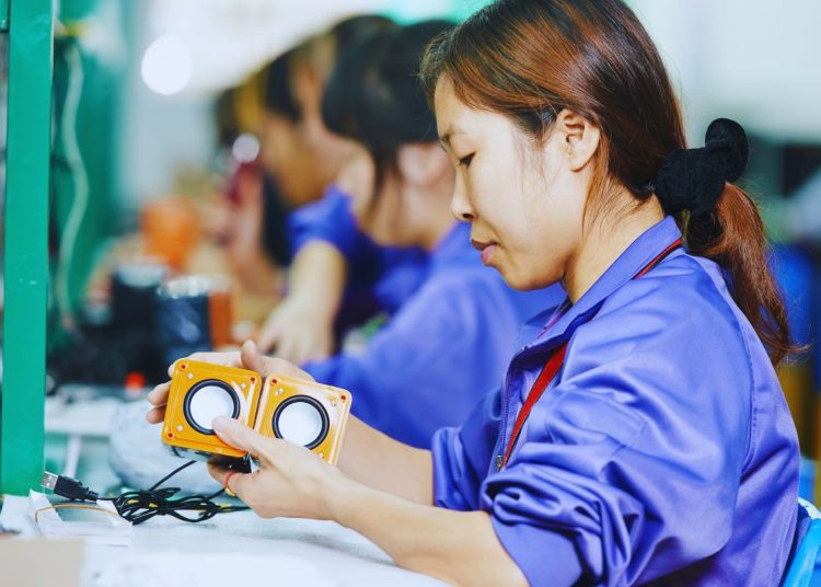 La Organización Mundial de la Salud (OMS) define el inicio de la fase de envejecimiento de una economía como el momento en que el porcentaje de personas de 65 años o más supera el 7%. - Fuente externa.