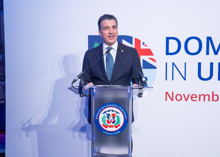 El presidente ejecutivo del Banco Popular, Christopher Paniagua, expuso ante inversionistas británicos las ventajas de invertir en la República Dominicana.