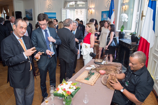 Los asistentes observaron in situ como un tabaquero dominicano envolvía con delicadeza y gran destreza las hojas de tabaco.