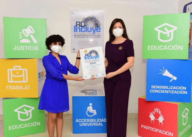 Gerty Valerio, directora de Comunicaciones Corporativas y Sustentabilidad, recibe el sello.