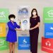 Gerty Valerio, directora de Comunicaciones Corporativas y Sustentabilidad, recibe el sello.
