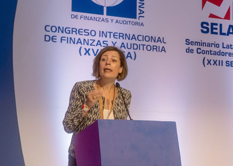 Claudia S. de Windt, durante congresos CIFA y Selatca.
