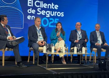 Claudia Vélez, secretaria general de la Federación Interamericana de Empresas de Seguros (Fides), durante su participación en el panel “Visión Iberoamericana del Seguro en 2025”, celebrado en el “Congreso Cadoar 2025”.