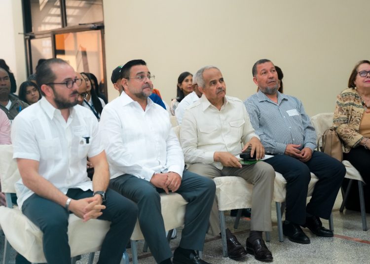 Claudio Caamaño, director ejecutivo de TNR; y Osmar Benítez, presidente ejecutivo de la JAD; junto a otras autoridades del sector durante lanzamiento de convocatorias del Fotesir.