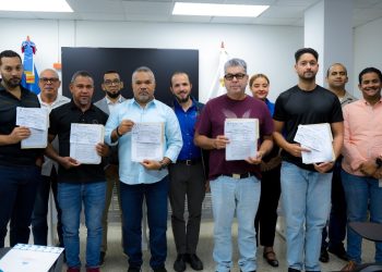 Productores agrícolas reciben certificados de bonificación del programa Fotesir en Valverde.