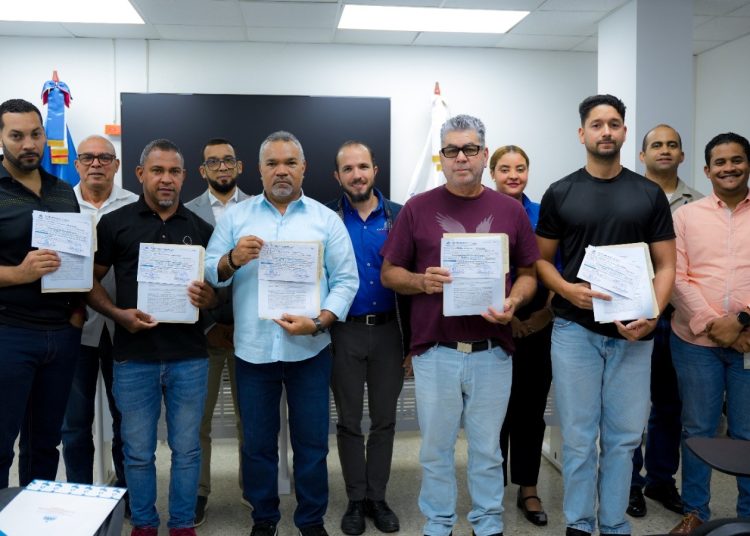 Productores agrícolas reciben certificados de bonificación del programa Fotesir en Valverde.
