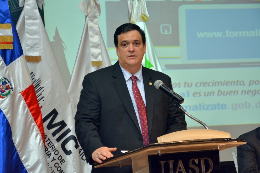 claudio fernández, presidente de la federación de cámaras de comercio, agradece la iniciativa del mic para formalizar a las microempresas.