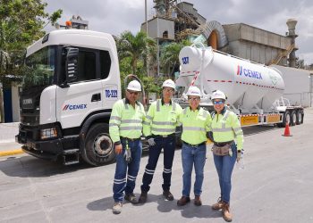 Colaboradores CEMEX Dominicana junto a uno de los vehículos optimizados en seguridad. - Fuente externa.