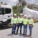 Colaboradores CEMEX Dominicana junto a uno de los vehículos optimizados en seguridad. - Fuente externa.