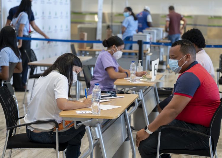 Colaboradores del AIPC durante proceso de vacunación.