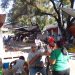 Un comerciante amarra la funda de una compradora en el mercado de Barahona. | Karla Alcántara.