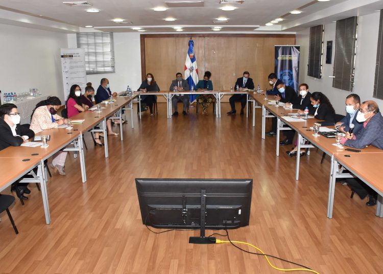 Los representantes de las instituciones que integran el Comité Técnico Interinstitucional de Medición de la Pobreza en la reunión en la sede del Ministerio de Economía, Planificación y Desarrollo.
